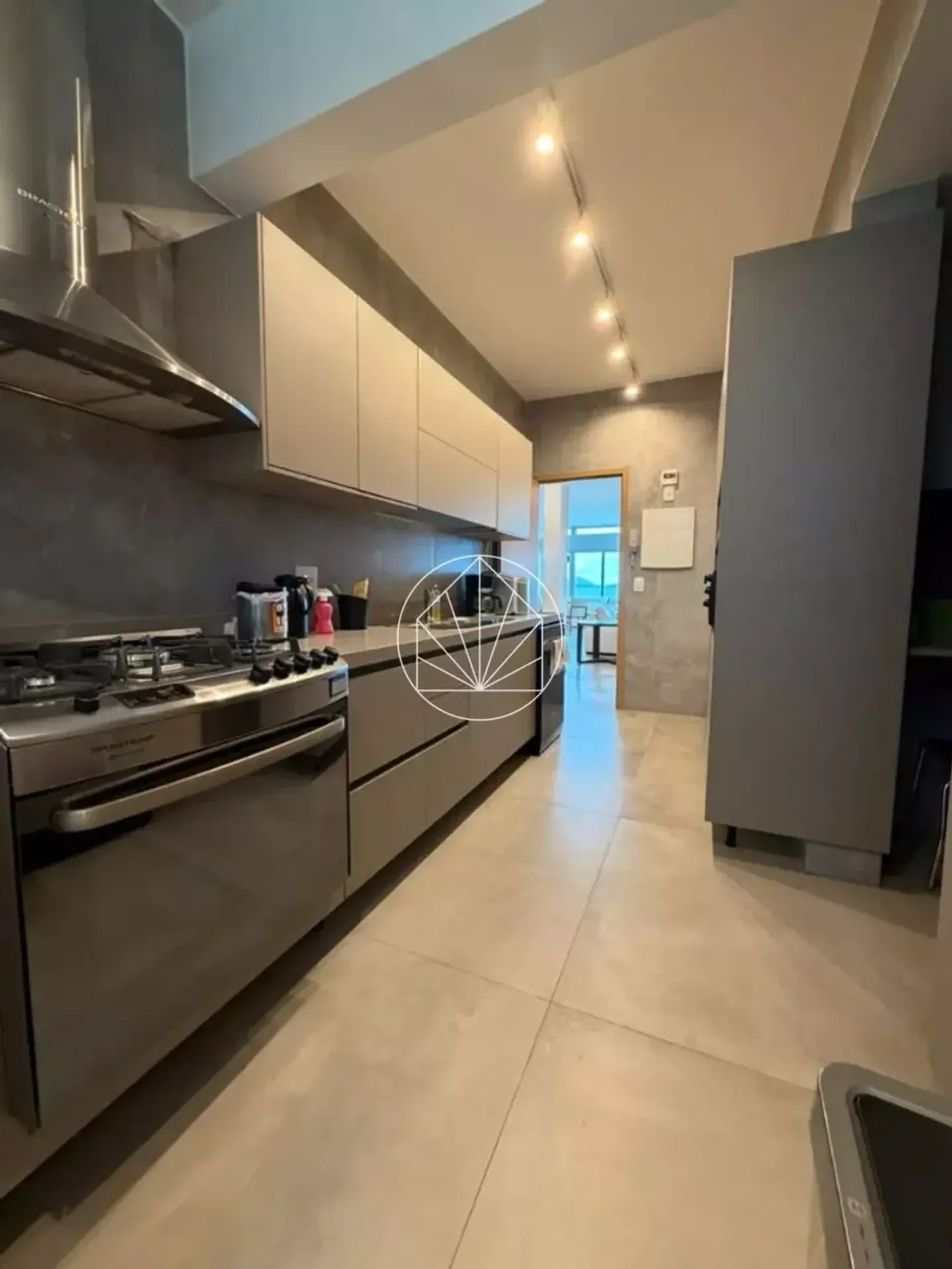 Furnished 160 m² apartment with 3 en-suite bedrooms — photo 2