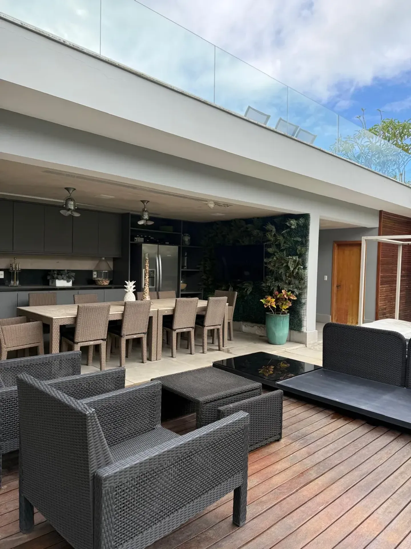 House with 6 en-suite bedrooms and a gas kitchen — photo 4