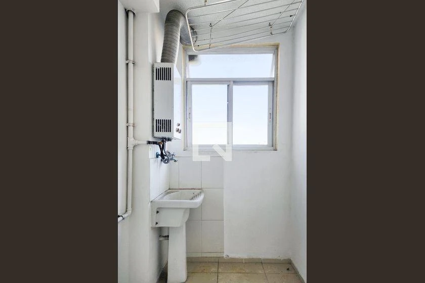 2-bedroom apartment in a building with a gym — photo 4