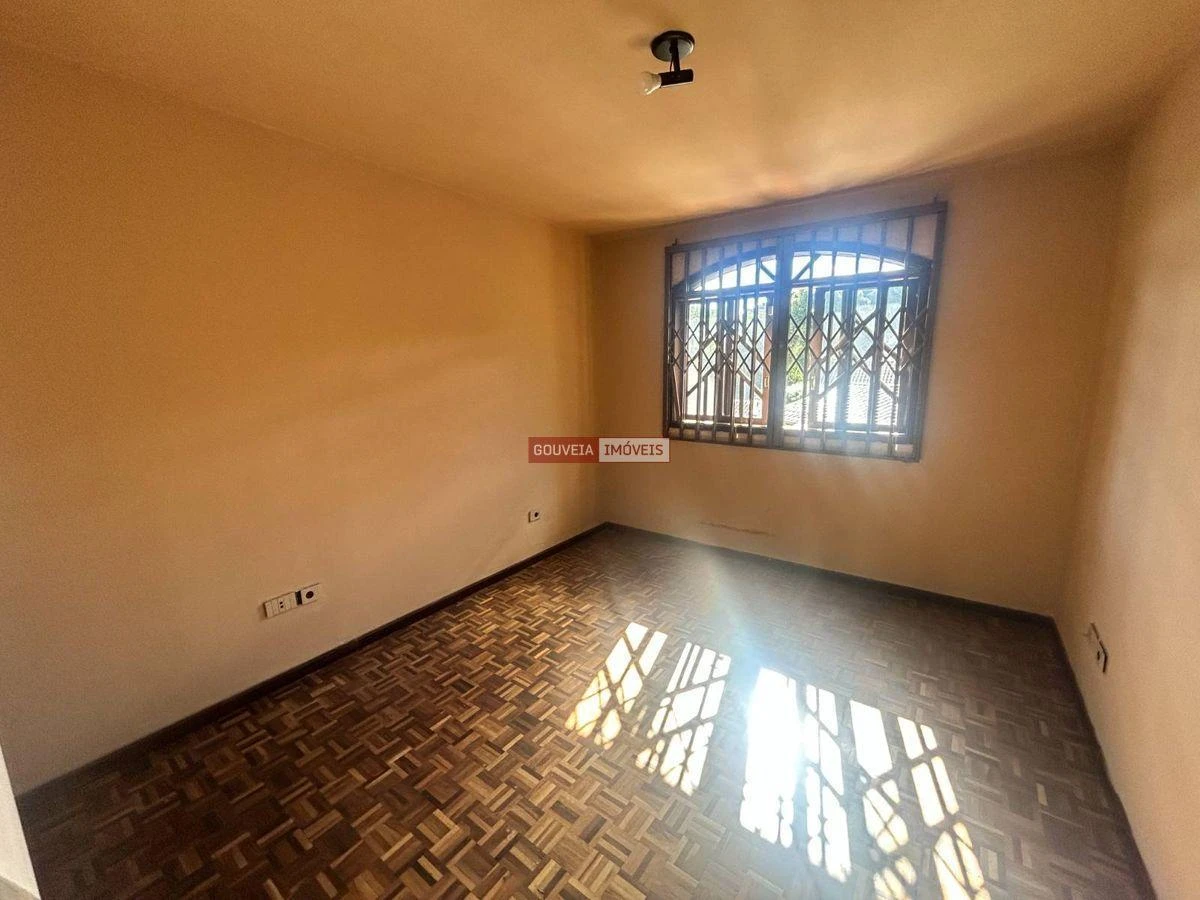 235 m² house with an en-suite and 3 parking spots — photo 8