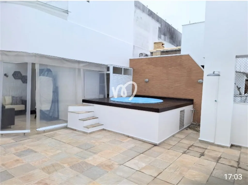 Reformed rooftop home with built-in wardrobes and 3 bedrooms — photo 24