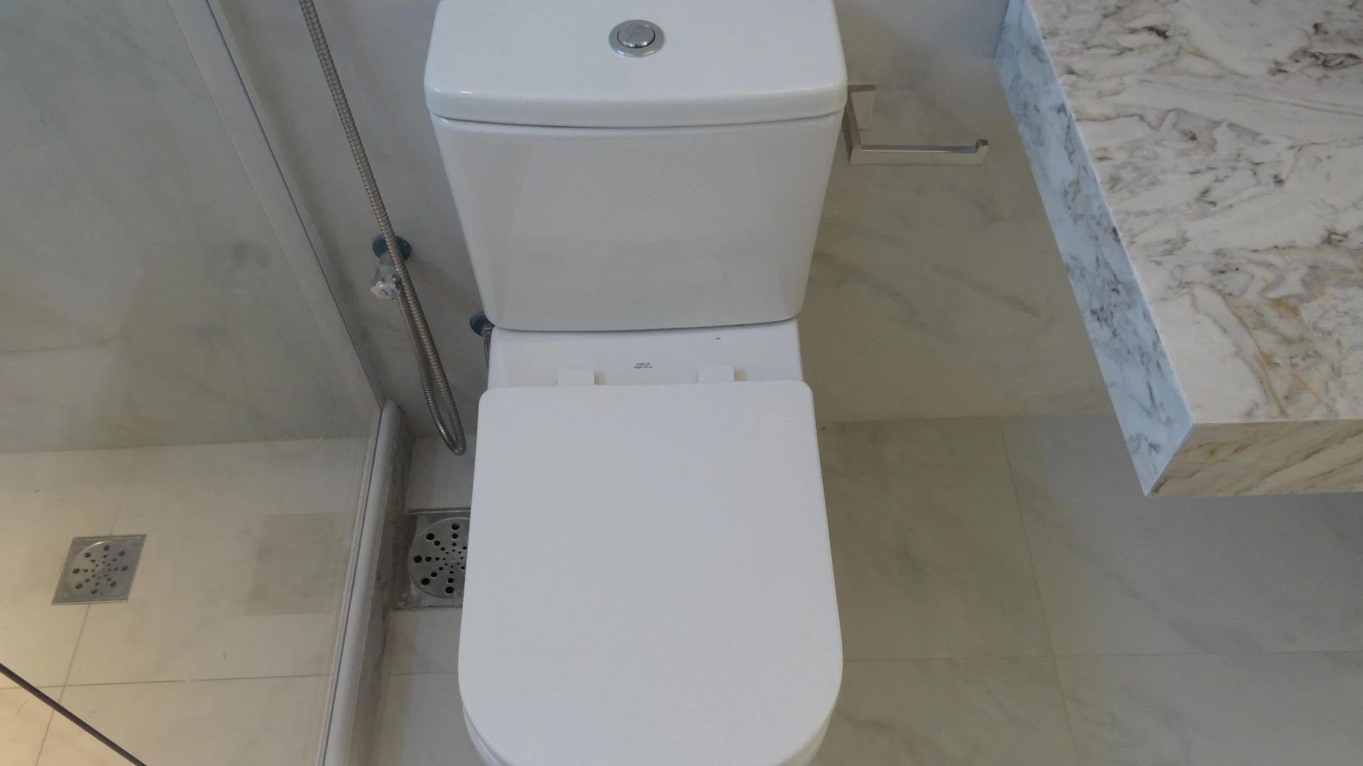 Casa de 384 m² com janelas do piso ao teto e varanda gourmet — photo 132