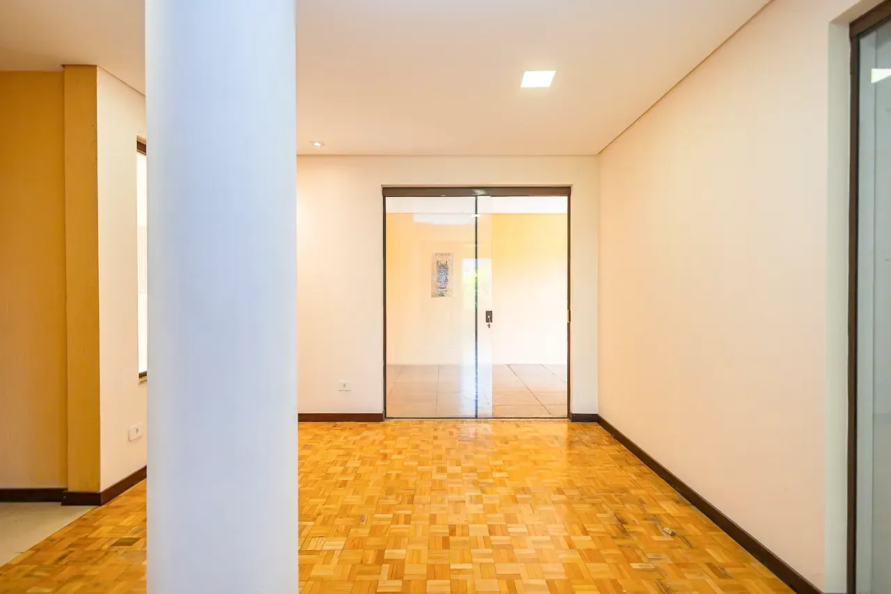 Furnished house with 5 bedrooms and 470 m² — photo 97