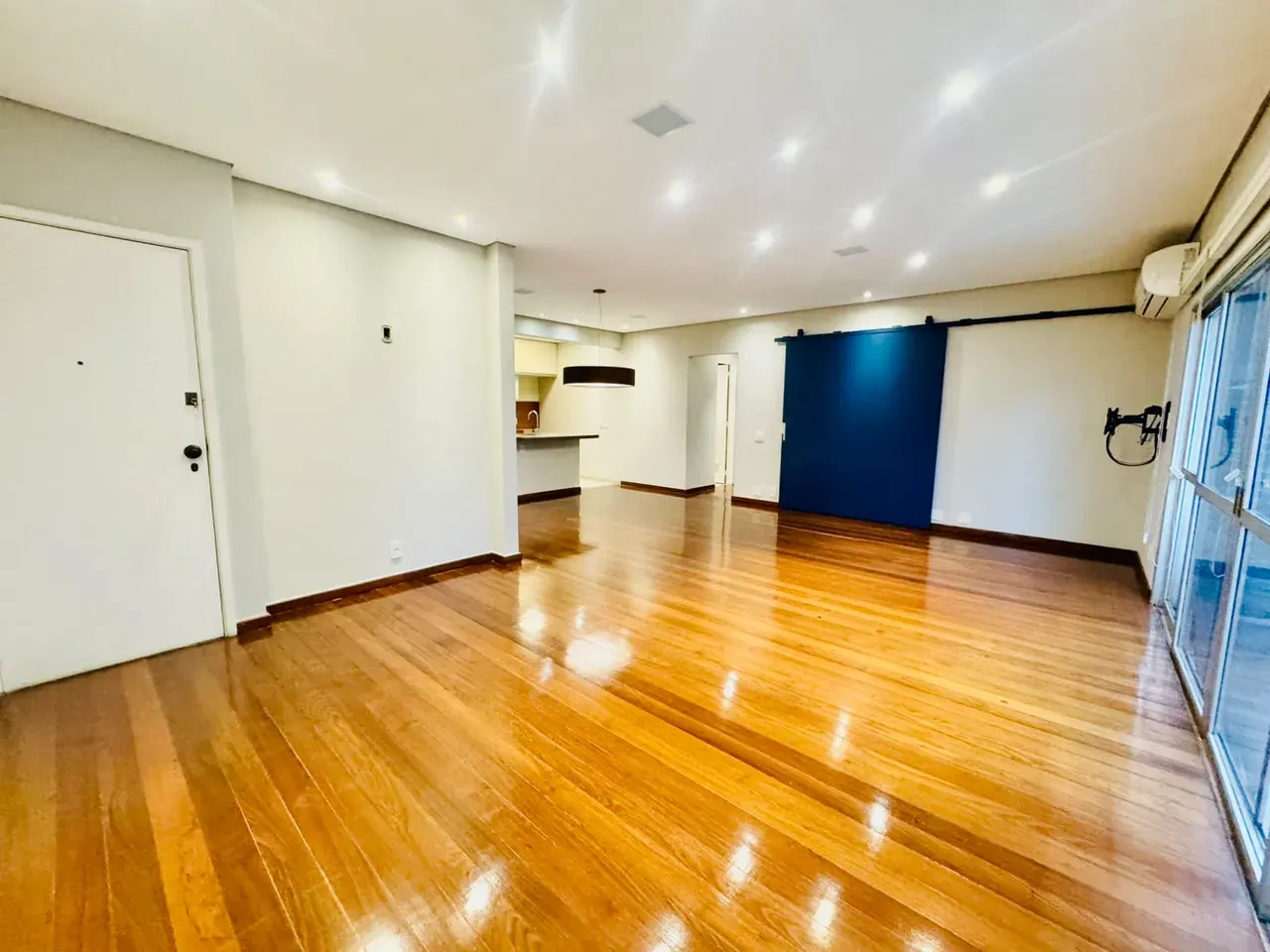 4-bedroom apartment with wood or laminate floors — photo 12