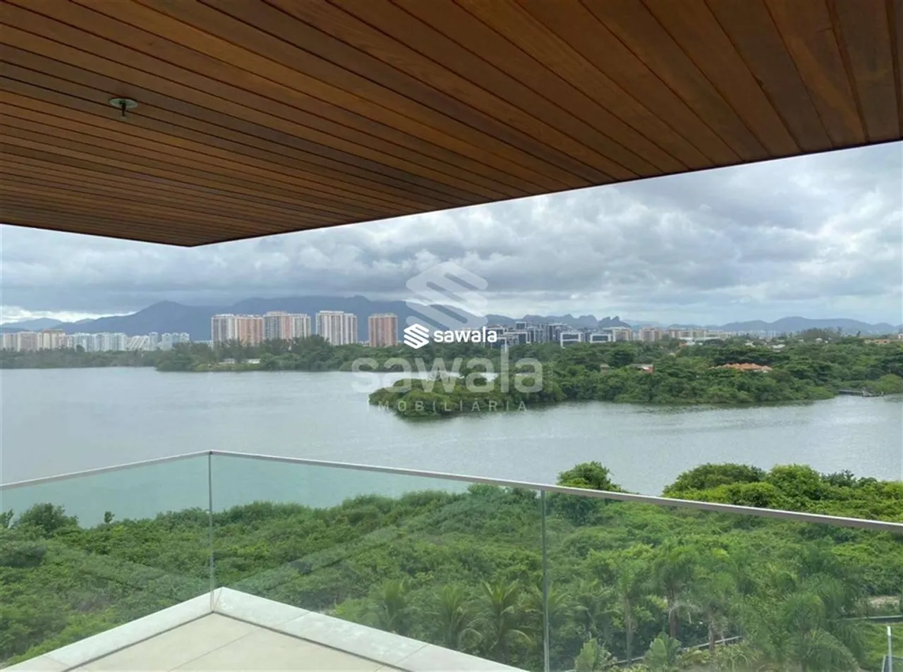 Apartamento com 1 quarto, 2 banheiros e janelas do chão ao teto — photo 4