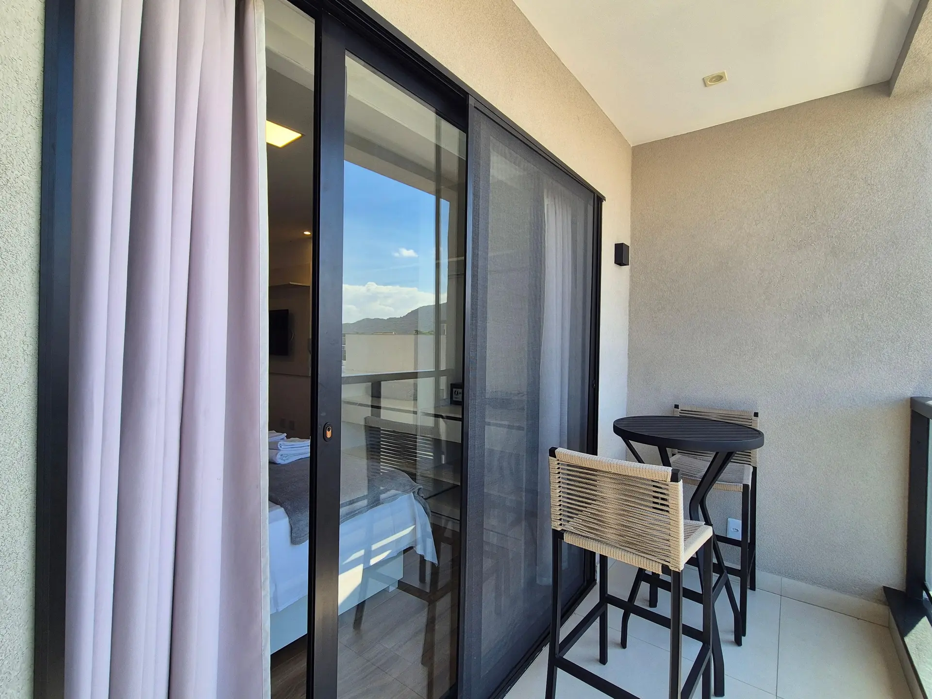 Studio mobiliado com 1 quarto e varanda com fechamento — photo 9