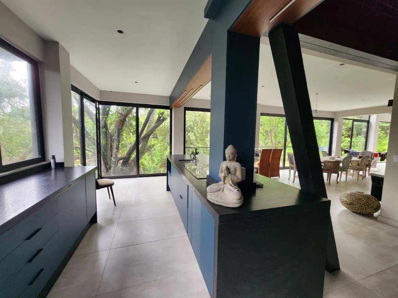 Casa de 4 suítes com jardim e churrasqueira privativa