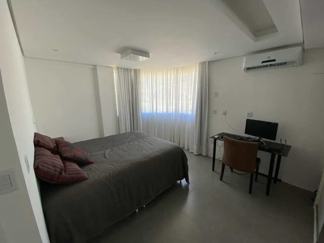 Floor-to-ceiling windows in a 3-bedroom house, 230 m² — photo 9