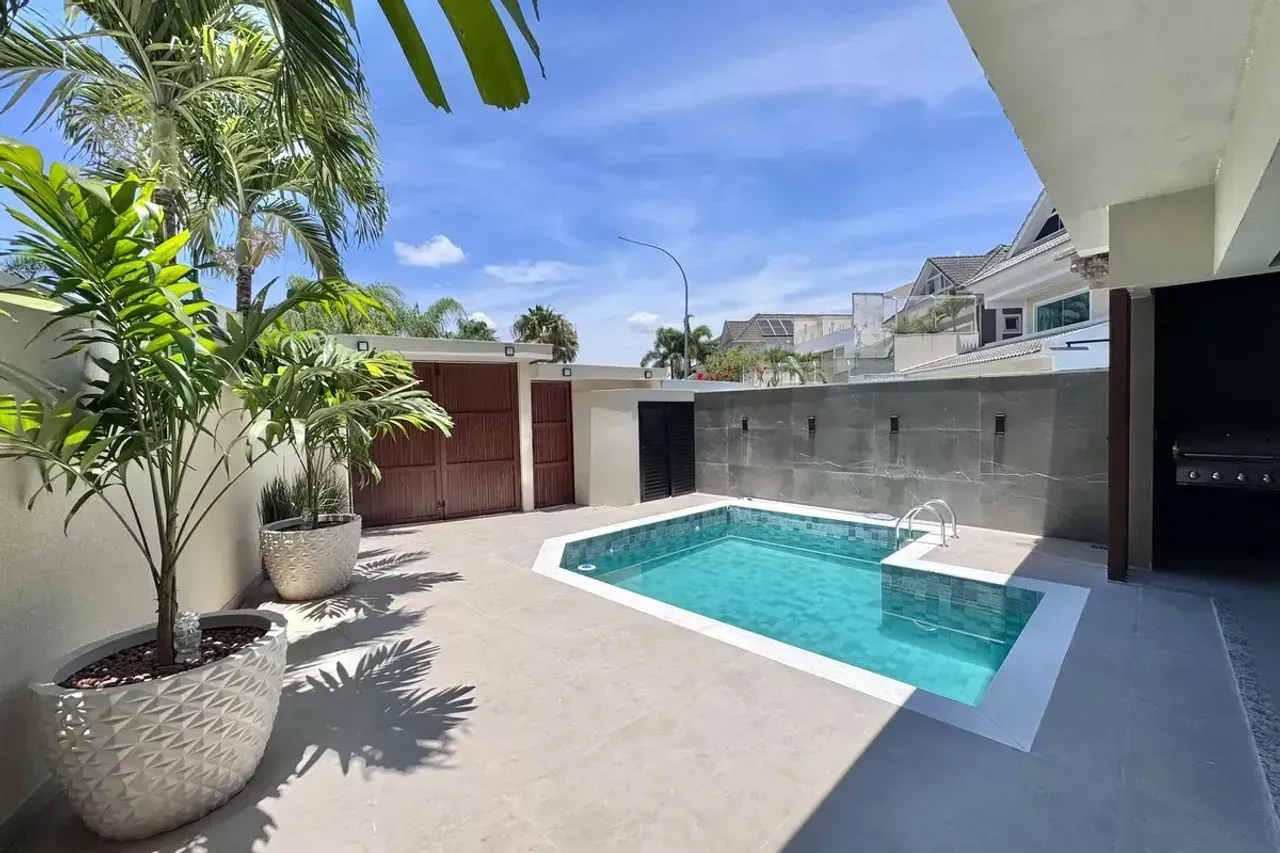 Casa de 4 dormitorios con ventanales de piso a techo — photo 29