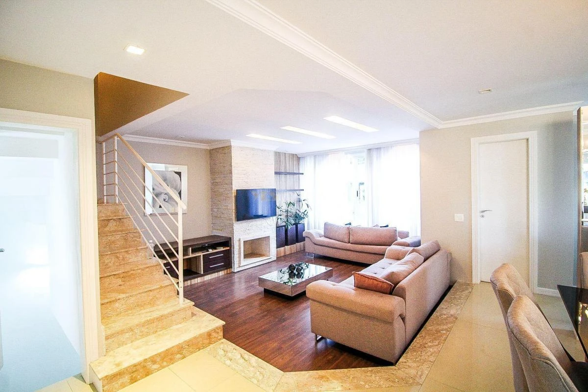 Furnished condo house with 4 bedrooms and 270 m²