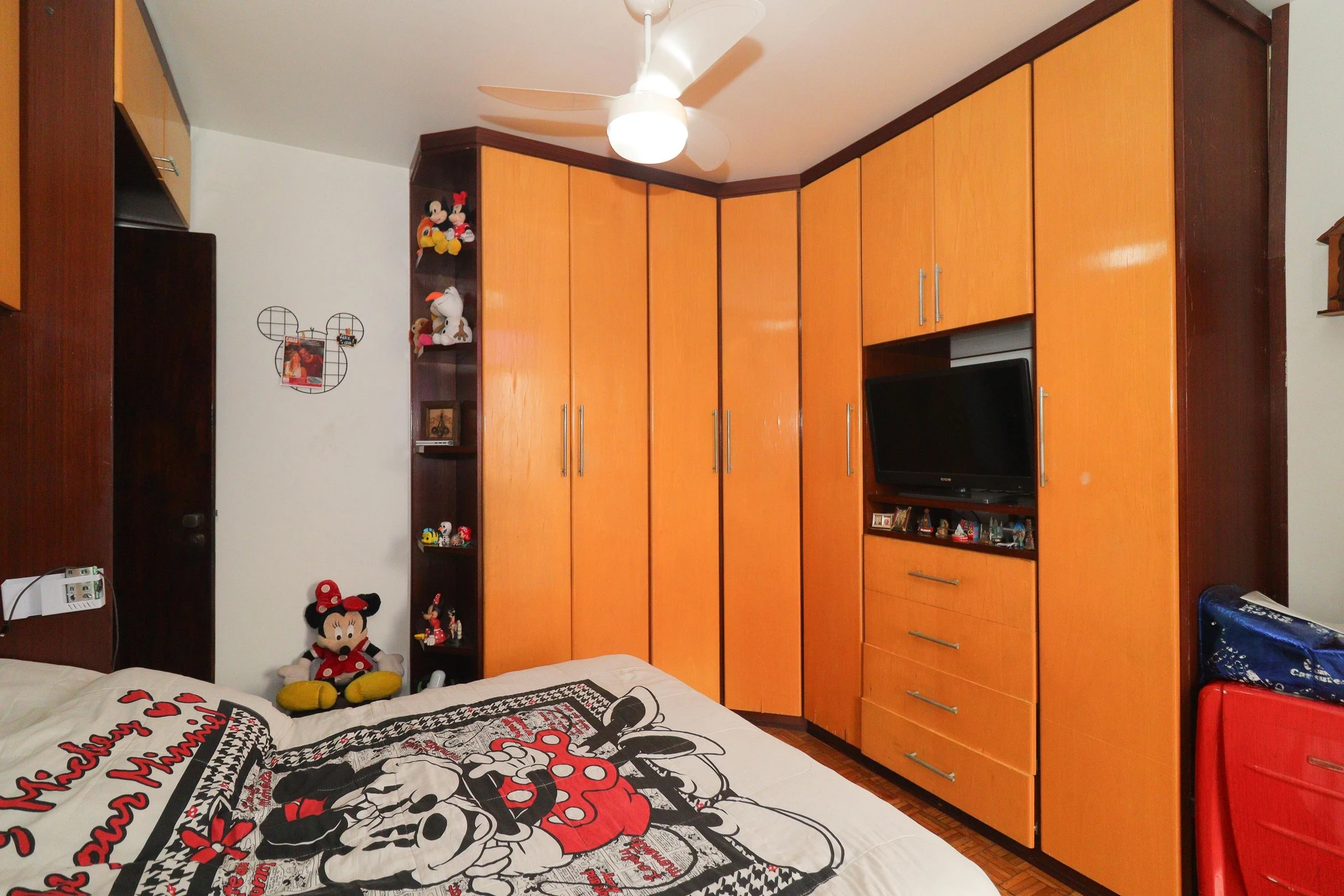 Furnished 3-bedroom apartment with balcony — photo 18