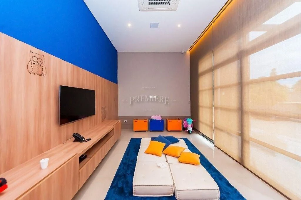 266 m² apartment with a walk-in closet and a bathtub — photo 39