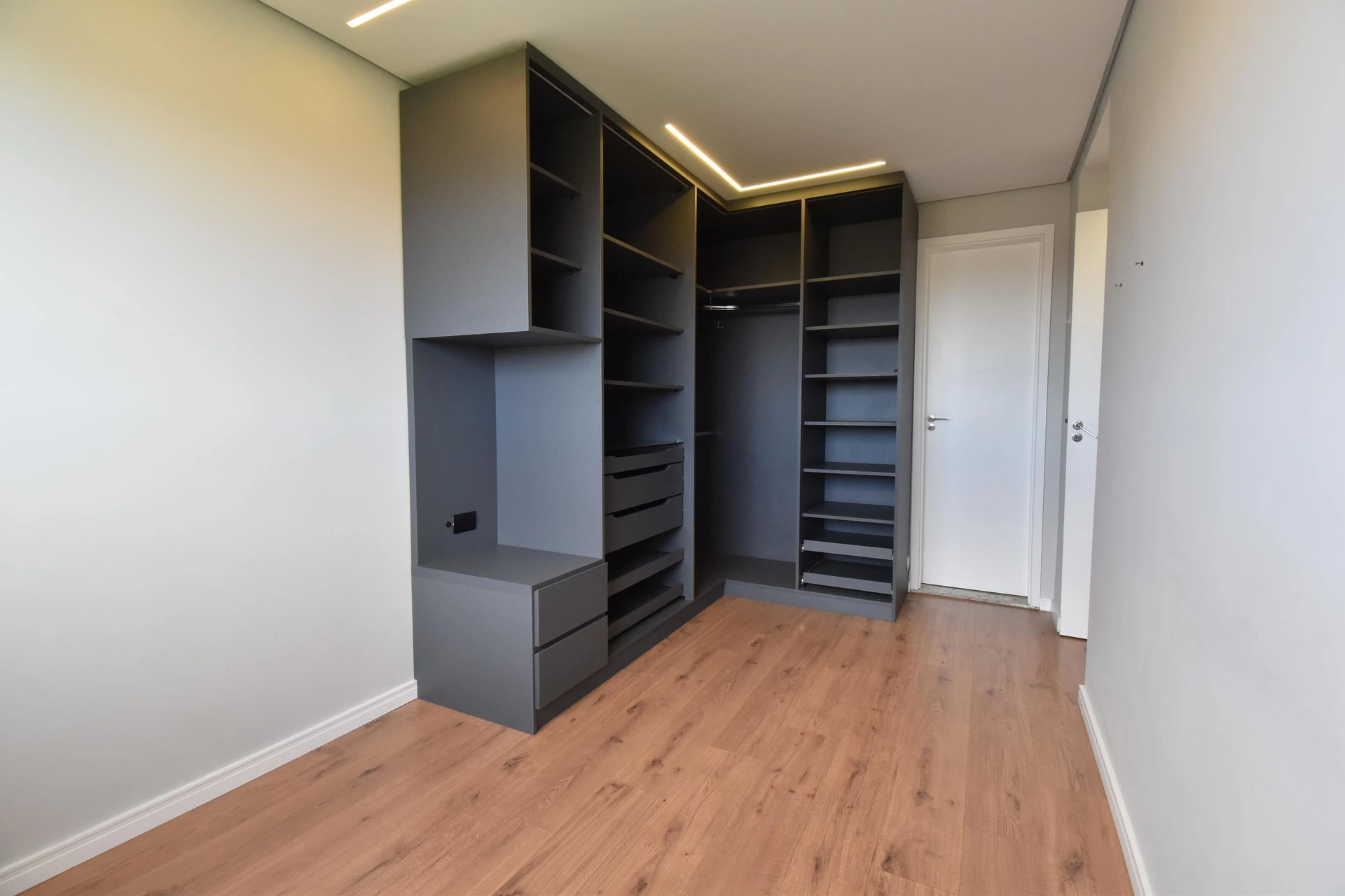 Квартира 62 м² с грилем на балконе и застеклённым балконом — photo 18