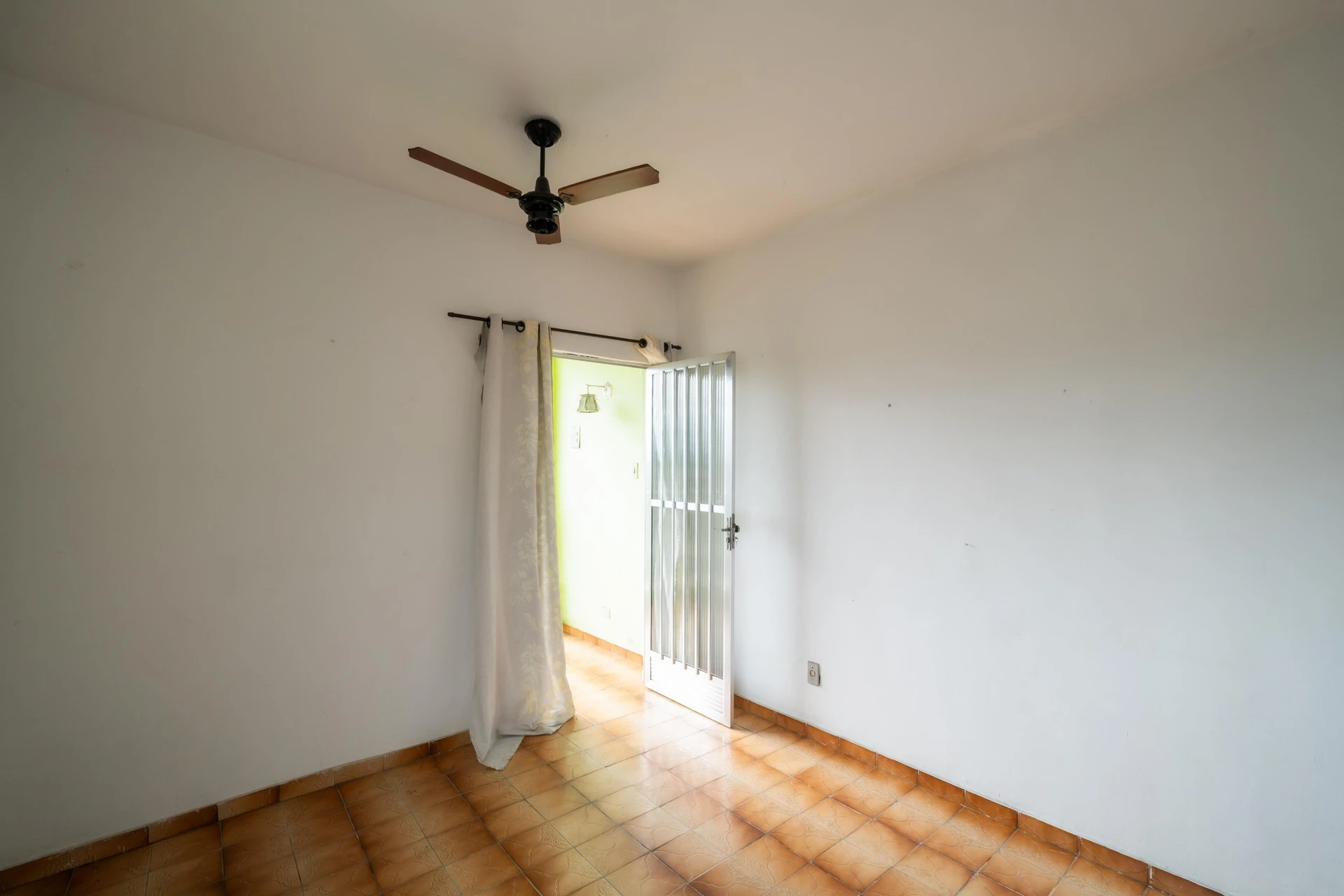 Unfurnished house with 2 bedrooms, yard and balcony — photo 34