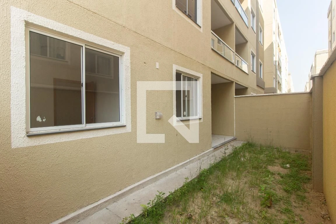 2-bedroom apartment in a building with a pool — photo 9