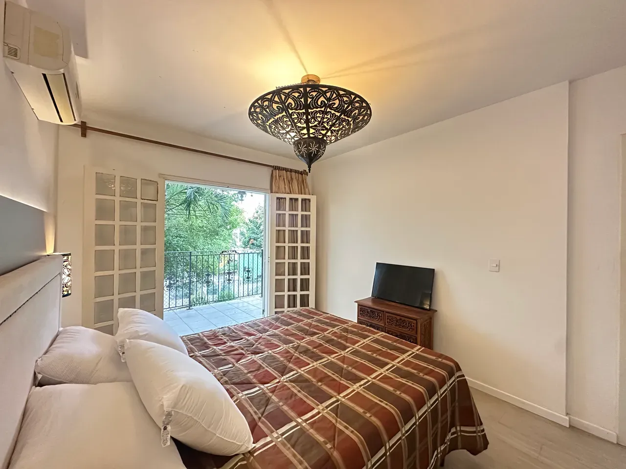 Casa de 320 m² com janelas do piso ao teto e lareira — photo 49