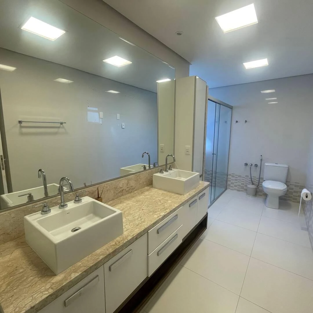 5-bedroom house with a glass-enclosed balcony — photo 21