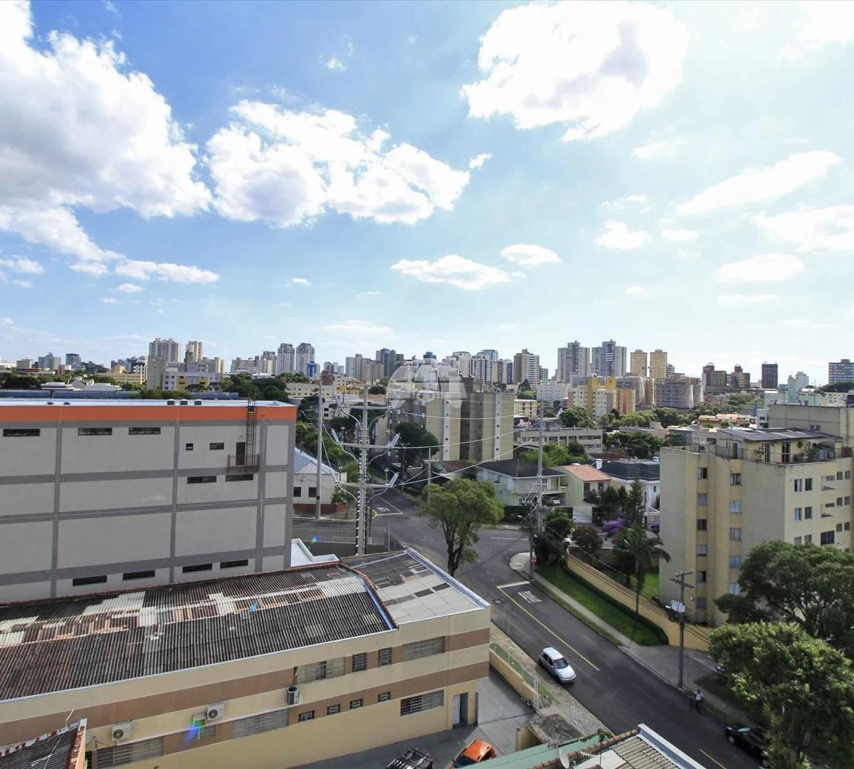 Balcony with a grill in a 2-bedroom apartment, 72 m² — photo 14