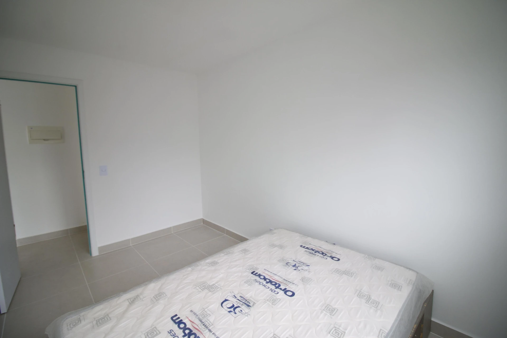 Apartamento de 1 dormitorio con cocina abierta y balcón — photo 8