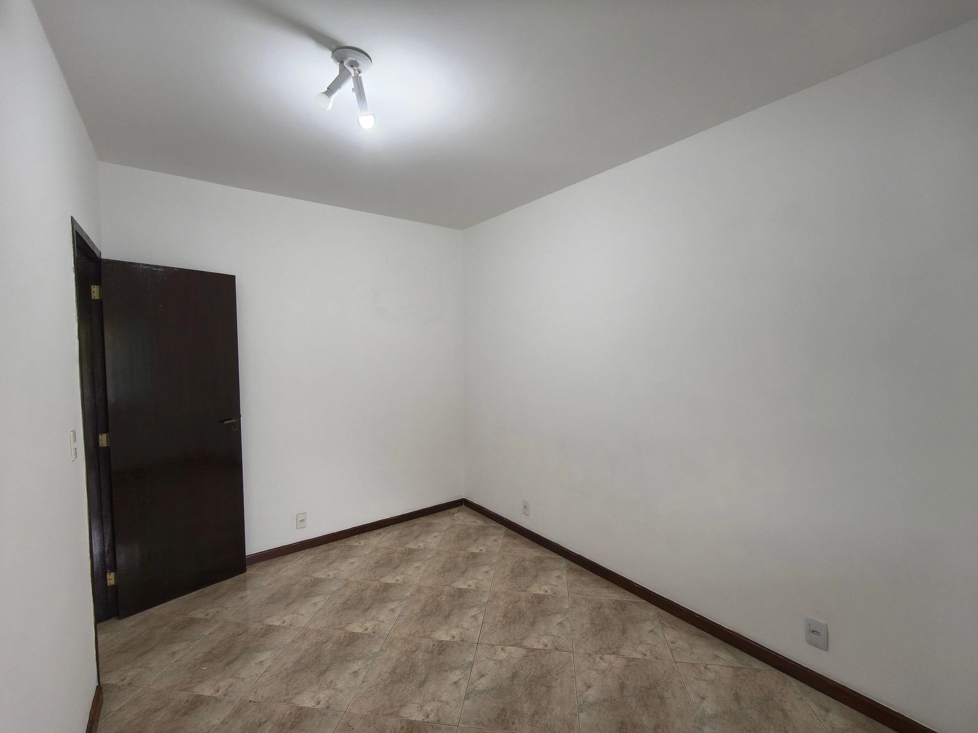 House with 3 bedrooms and an enclosed balcony — photo 29
