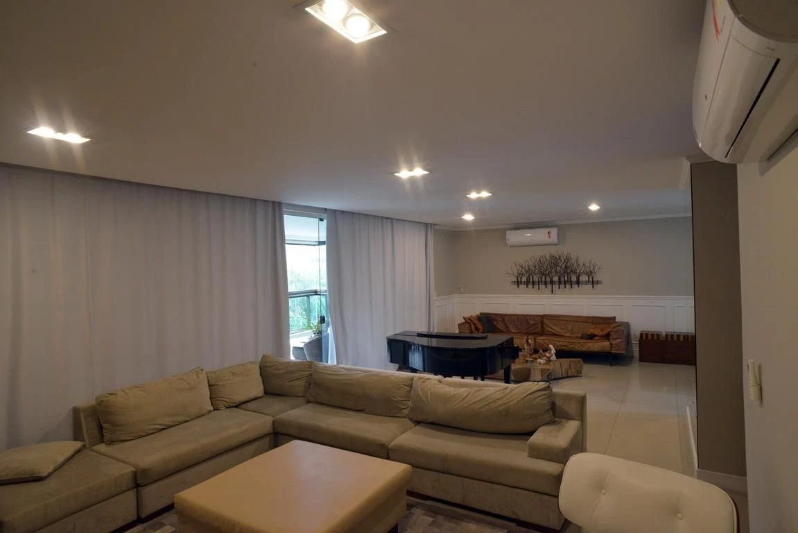 Jacuzzi in a 4-bedroom apartment, 233 m² — photo 6