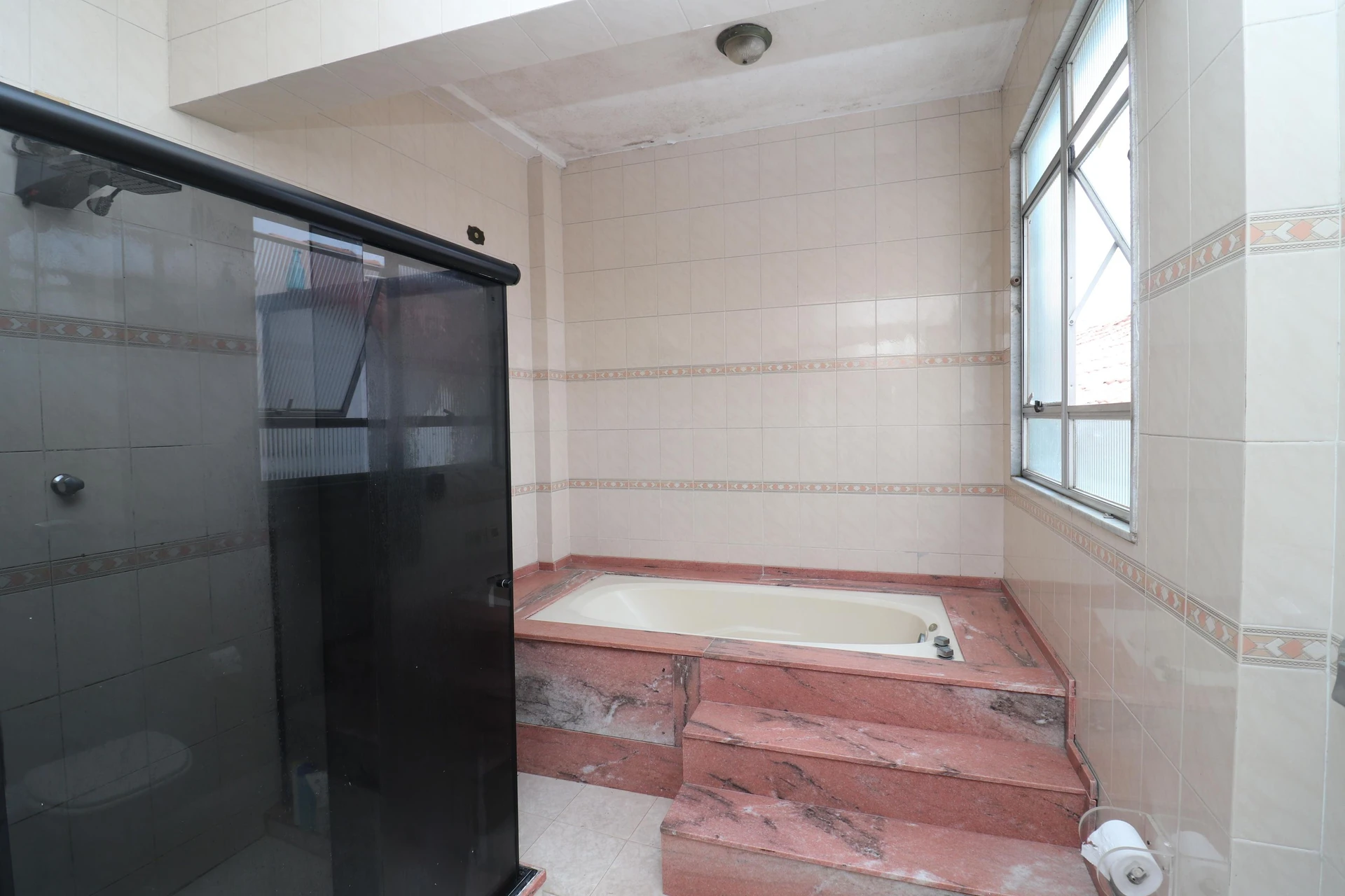 10-bedroom house with a bathtub in Rio de Janeiro — photo 126