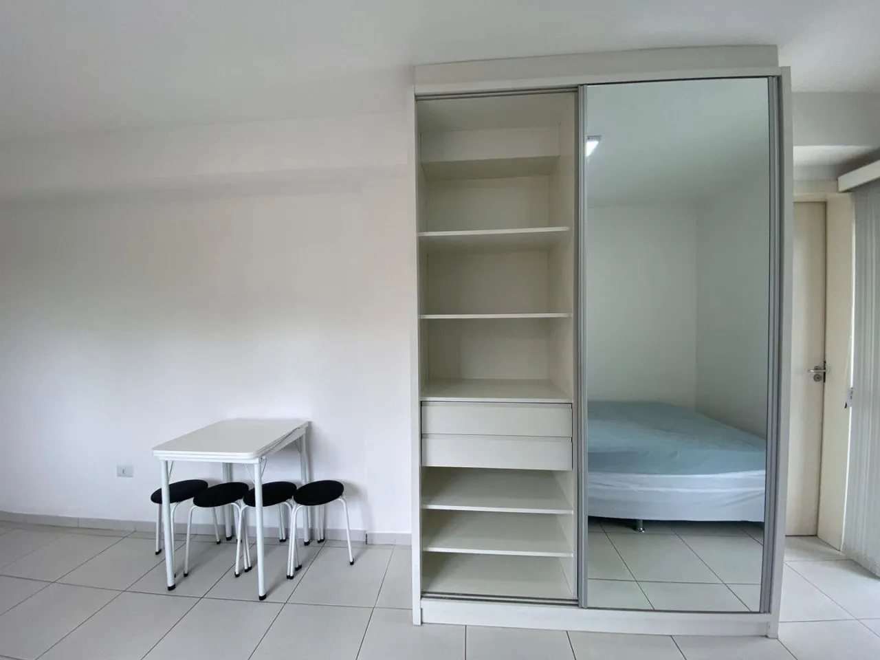 Estudio amueblado con armarios empotrados y plaza — photo 7