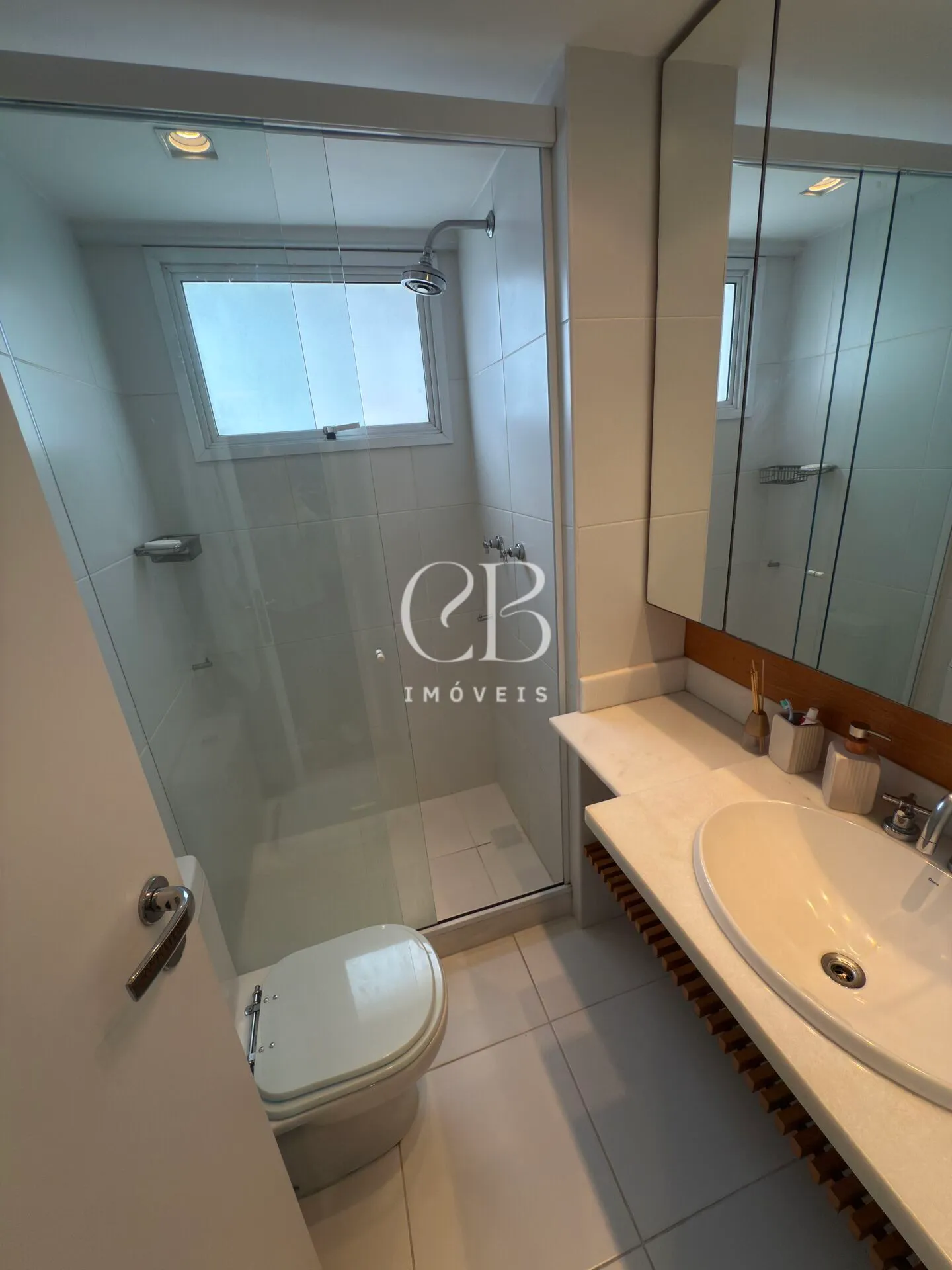 Furnished 2-bedroom apartment with en-suite bathrooms — photo 32
