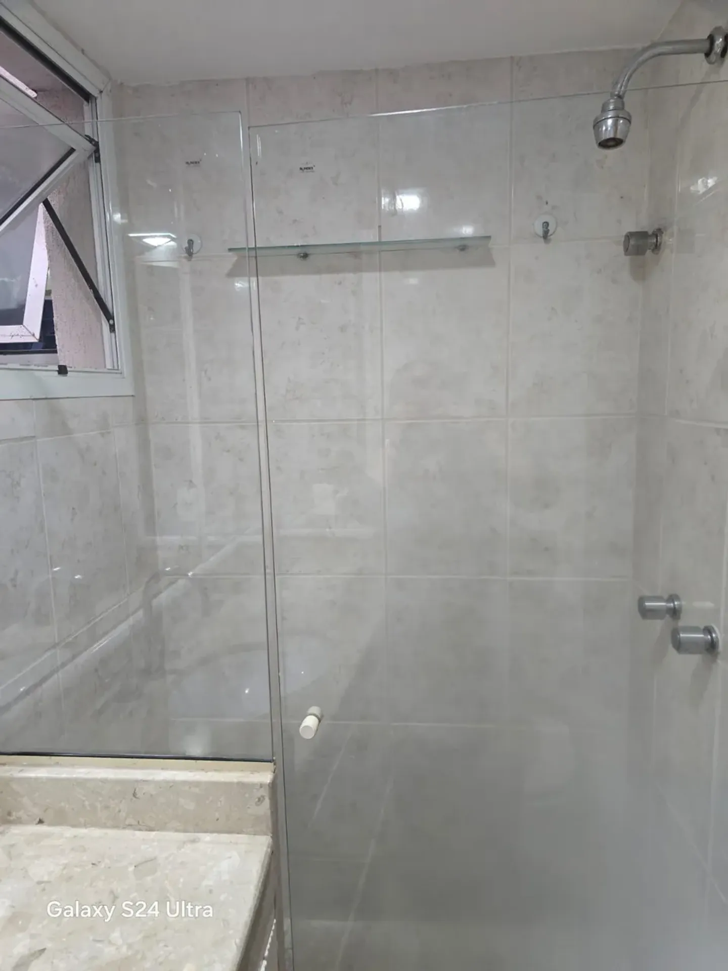 101 m² apartment with a bathtub and a glass-enclosed balcony — photo 4