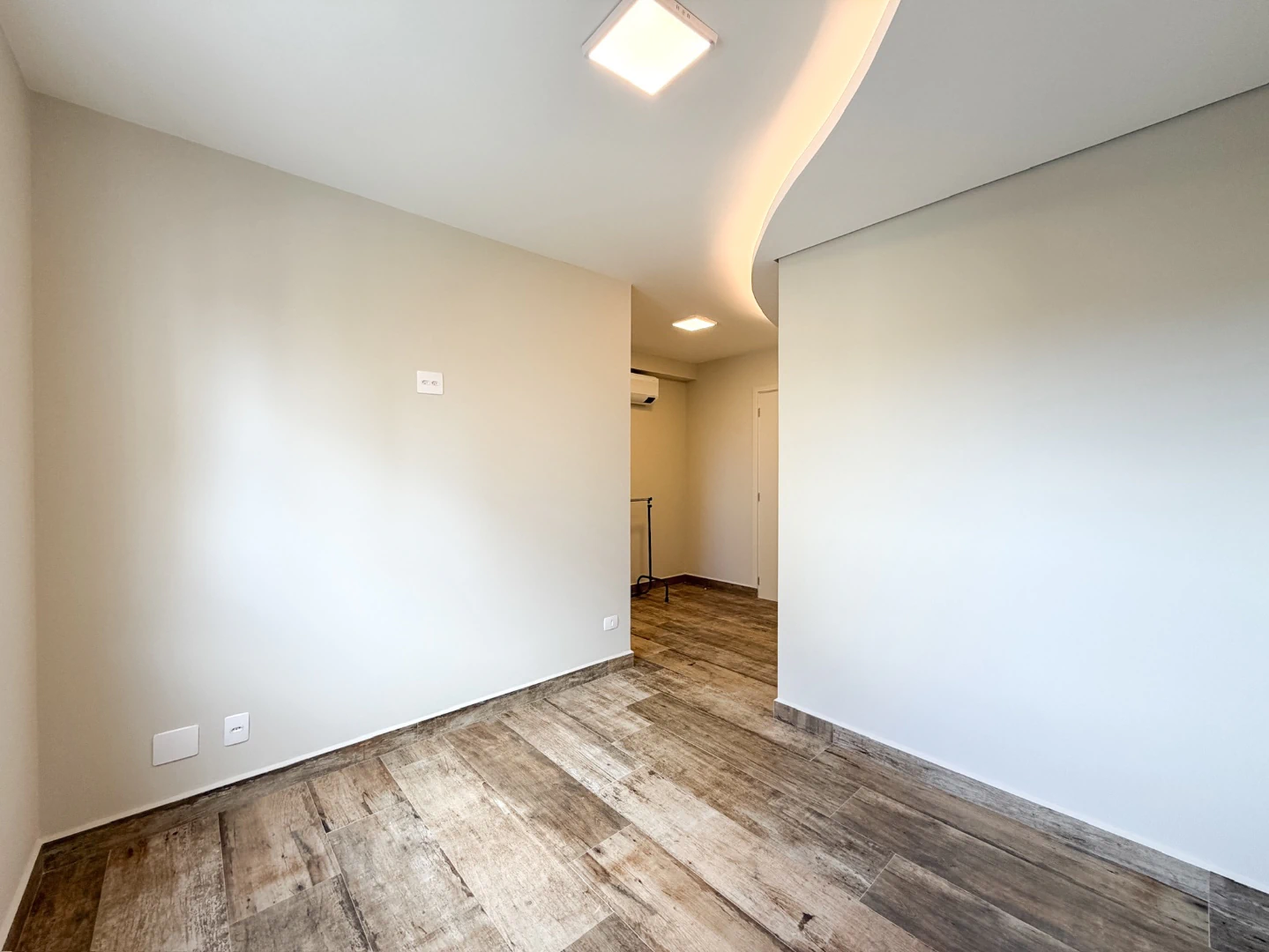 Floor-to-ceiling windows in a 3-bedroom apartment, 106 m² — photo 20
