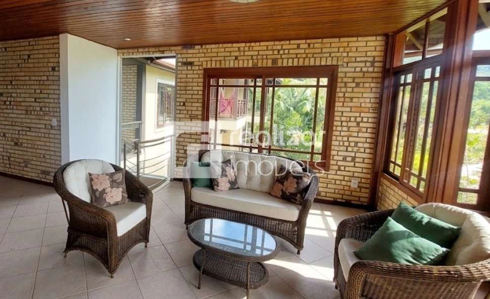 6-bedroom house with 7 bathrooms, 314 m² and 4 parking