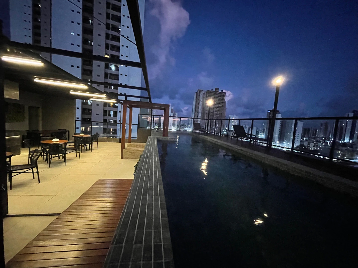 Balcony with a grill in a 3-bedroom apartment, 80 m² — photo 13