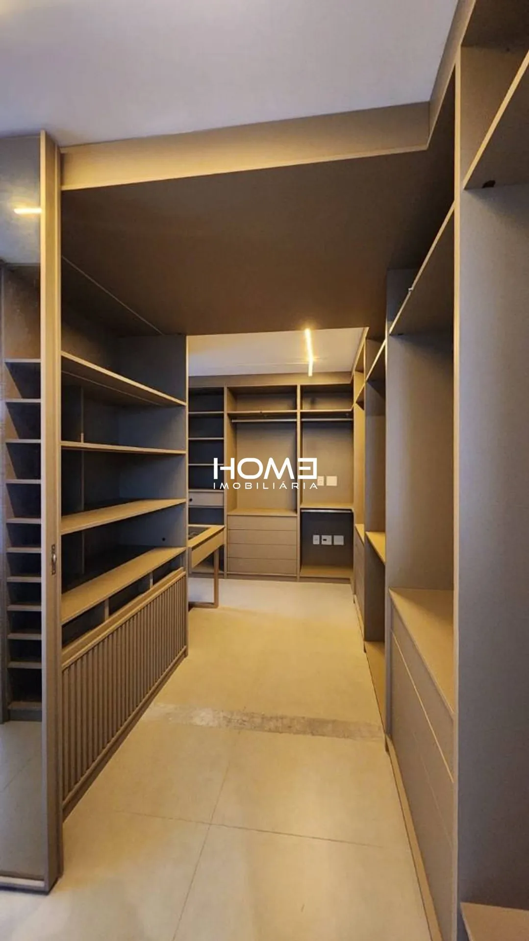 Furnished house, 357 m², with floor-to-ceiling windows — photo 22