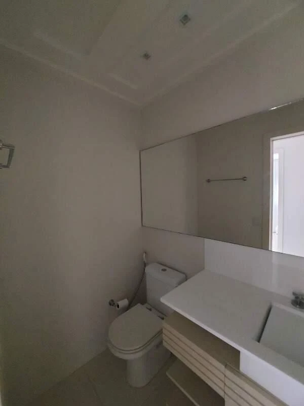 Квартира 149 м² с застеклённым балконом и грилем на балконе — photo 5