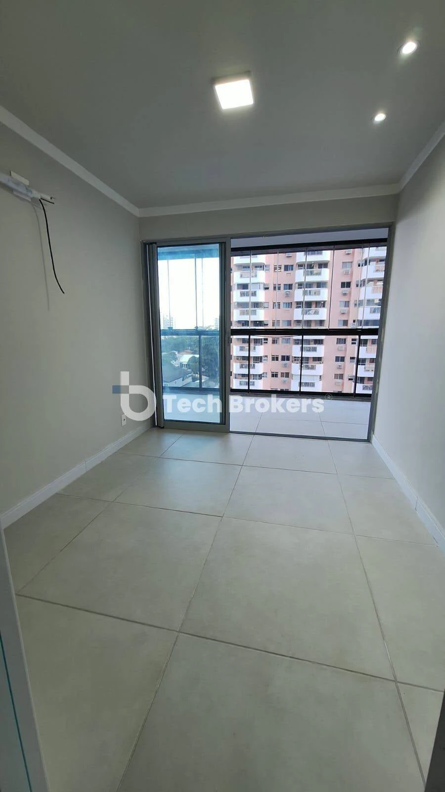 Glass-enclosed balcony in a 3-bedroom apartment, 105 m² — photo 3