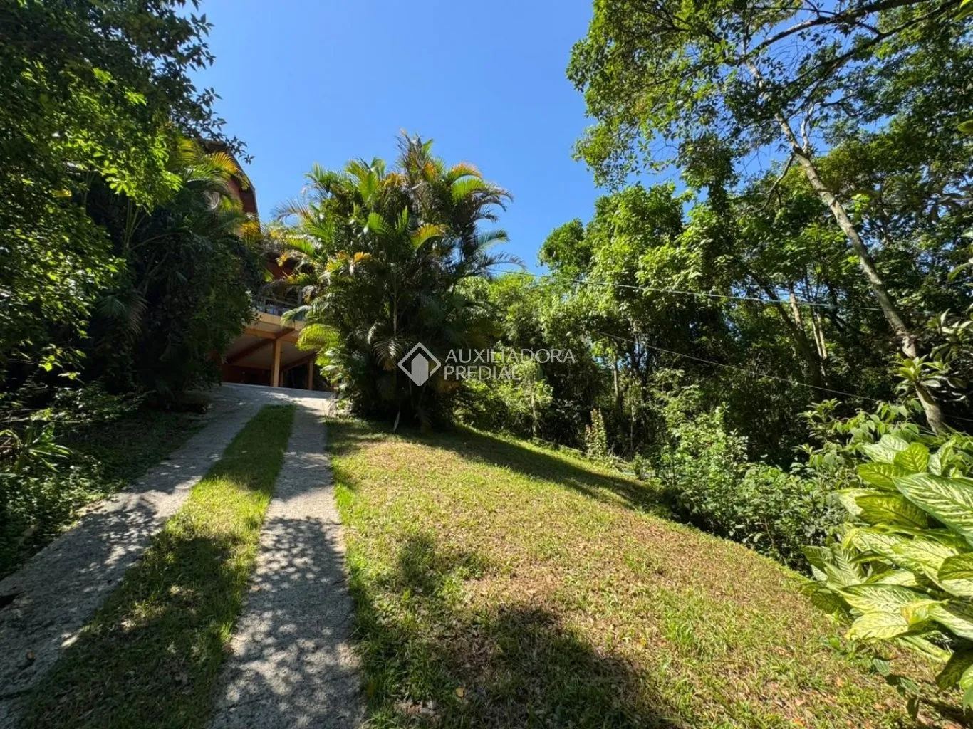 House with 5 bedrooms and 6 bathrooms on 5757 m² — photo 25