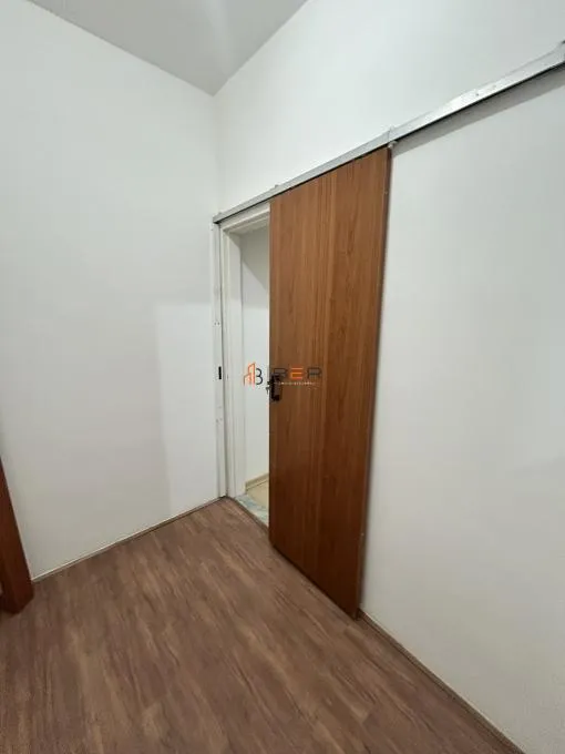 3-bedroom apartment with wood or laminate floors — photo 12