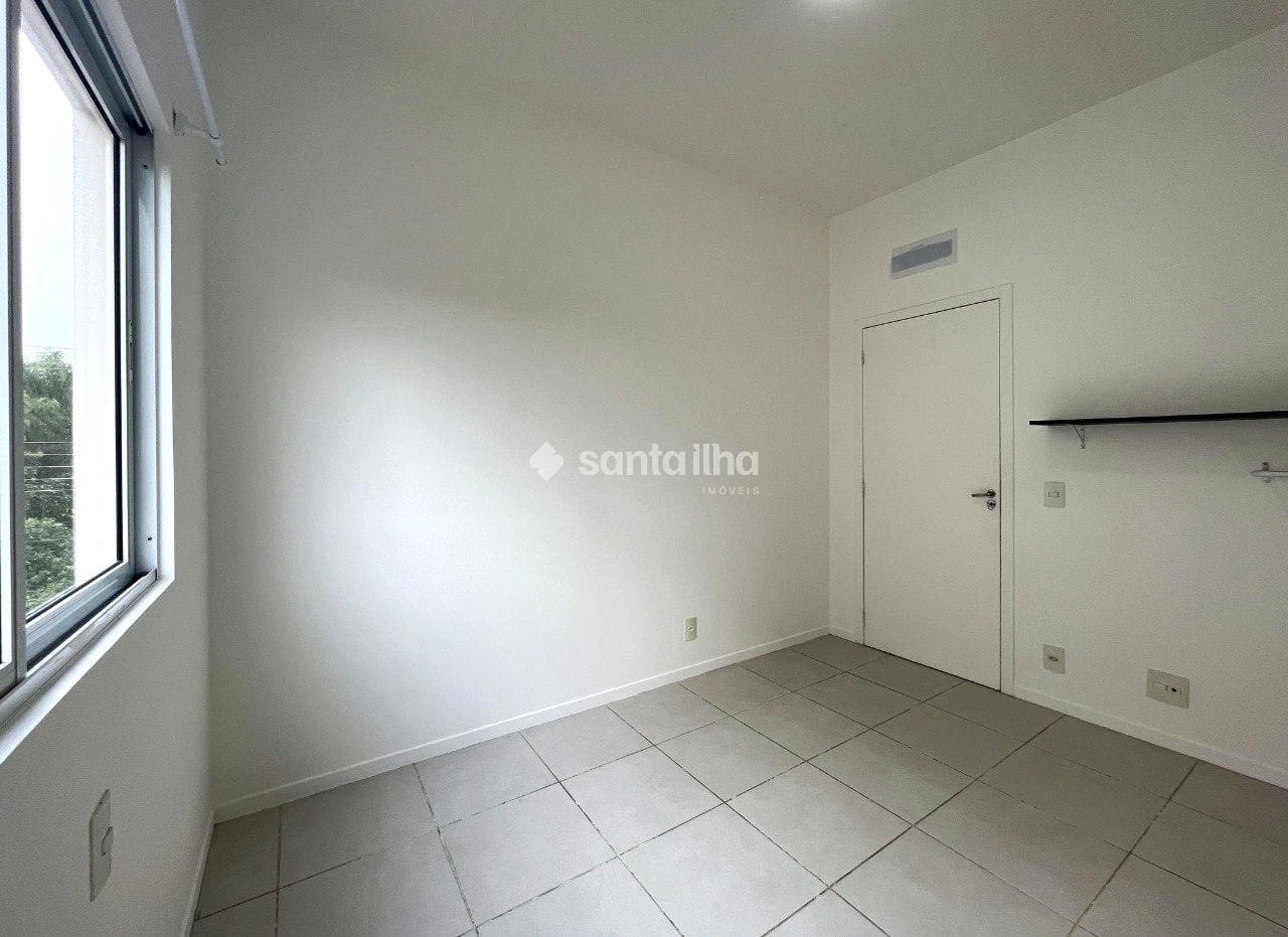Balcony with a grill in a 2-bedroom apartment, 74 m² — photo 25