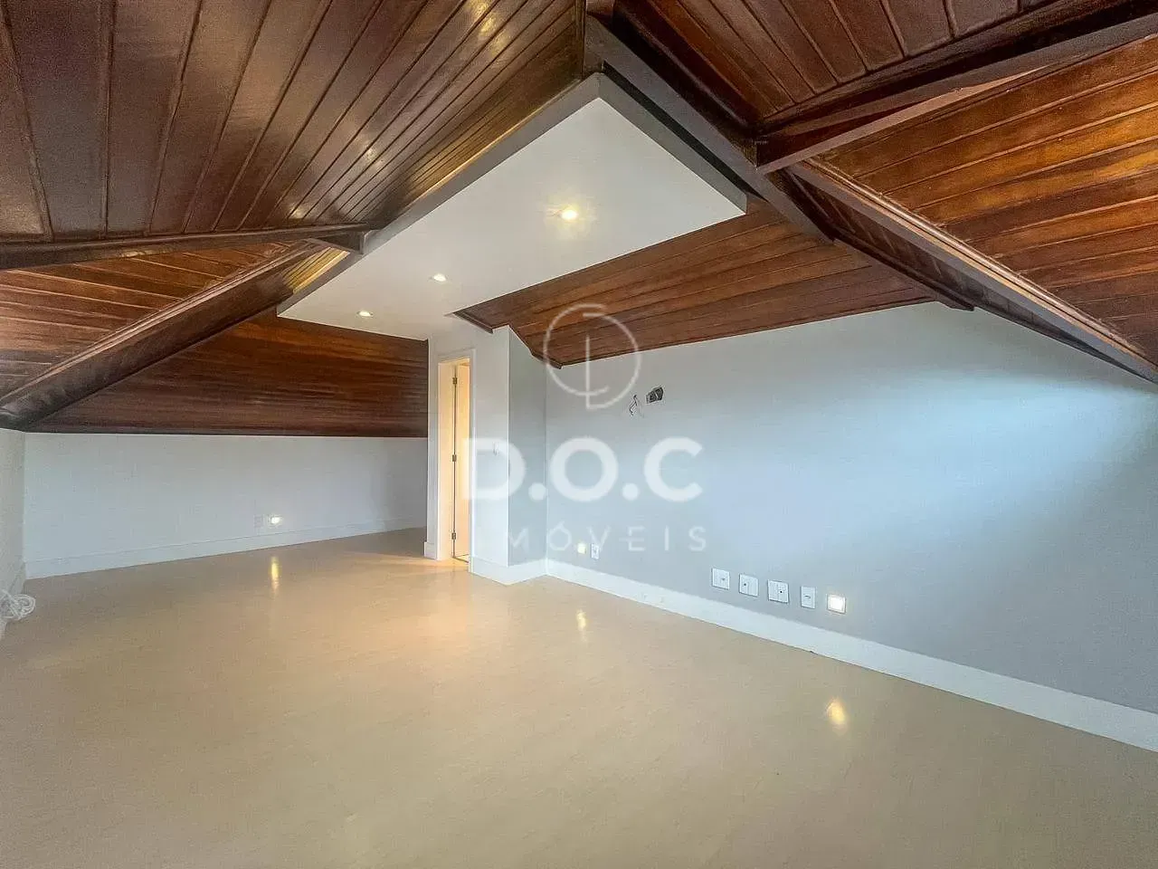 Floor-to-ceiling windows in a 5-bedroom house, 300 m² — photo 61