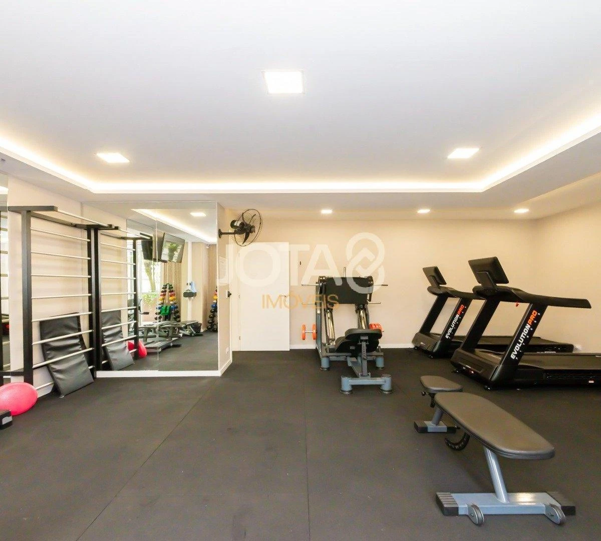 2-bedroom apartment in a building with a gym — photo 18
