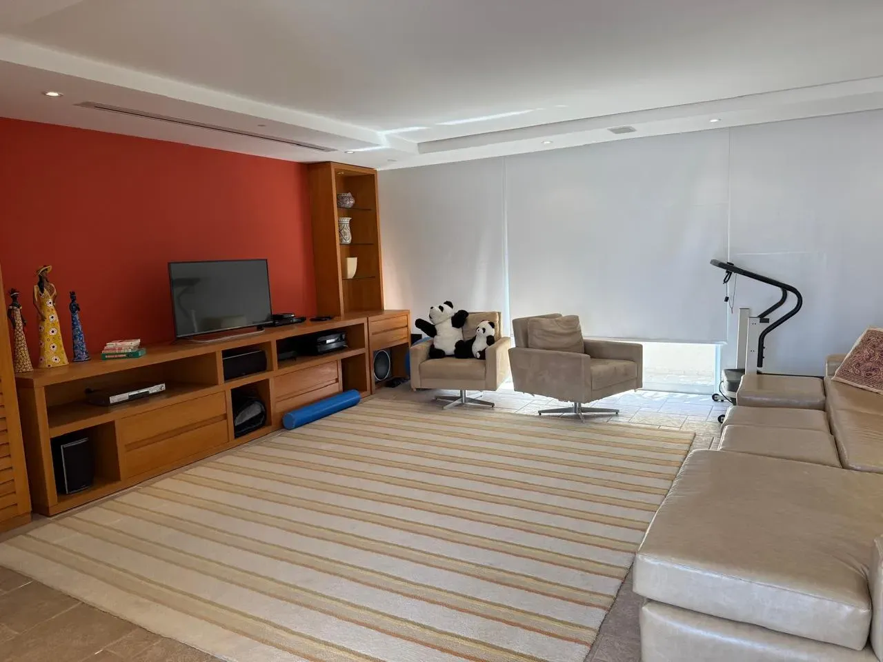 Furnished 470 m² house with 4 en-suite bedrooms and pool