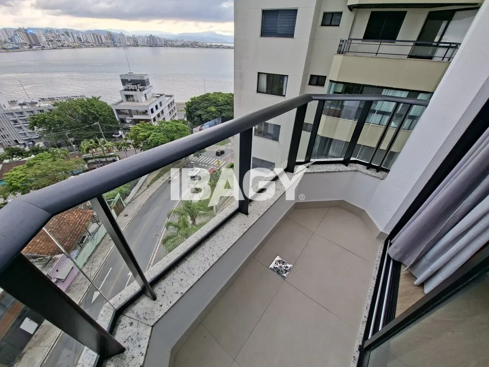 Studio with a glassed-in balcony and open-plan kitchen — photo 155
