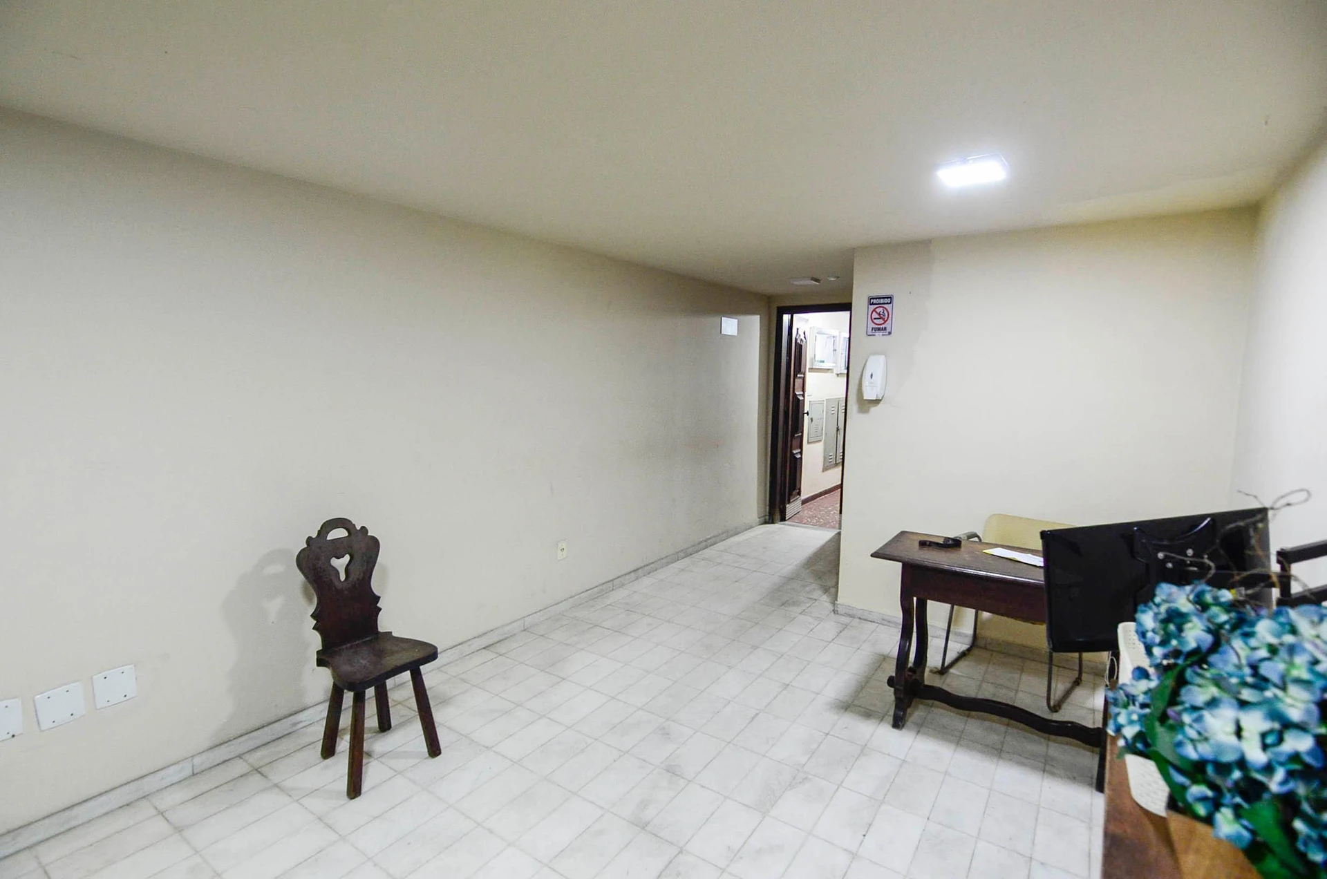Unfurnished apartment with 2 bedrooms and a balcony — photo 10