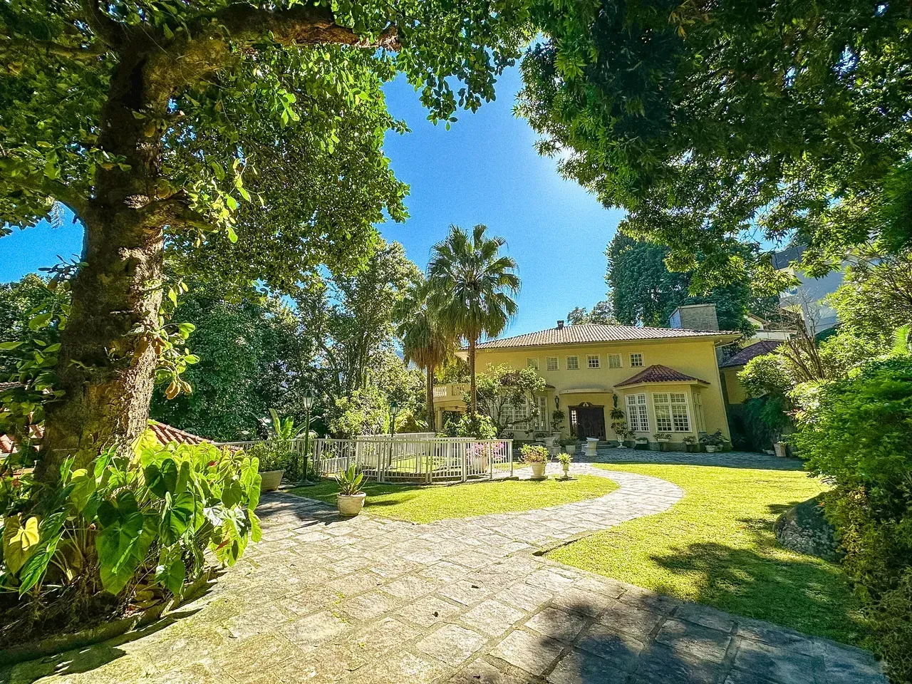 Casa com 4 quartos e 5 banheiros, varanda com churrasqueira — photo 2