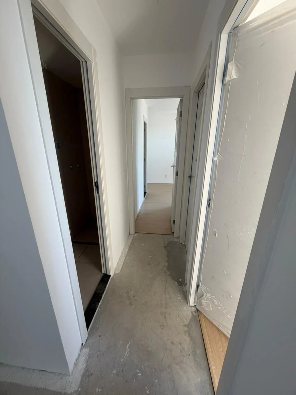Невеликий безмеблевий апартамент з 3 кімнатами та басейном — photo 17