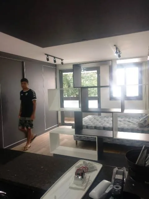 Apartamento de 1 quarto com cozinha aberta e varanda — photo 3