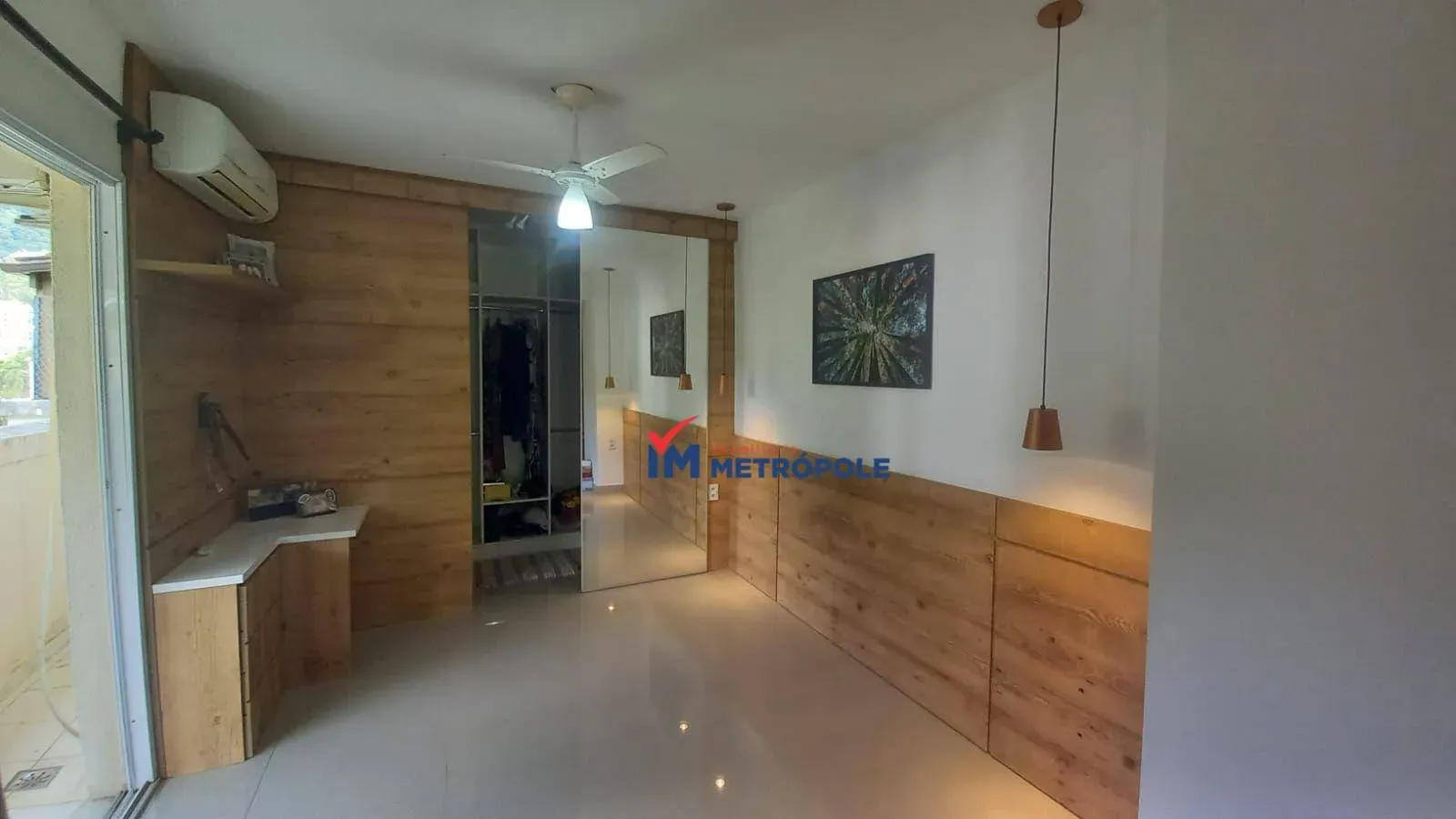 Balcony with a grill in a 4-bedroom apartment, 234 m² — photo 4