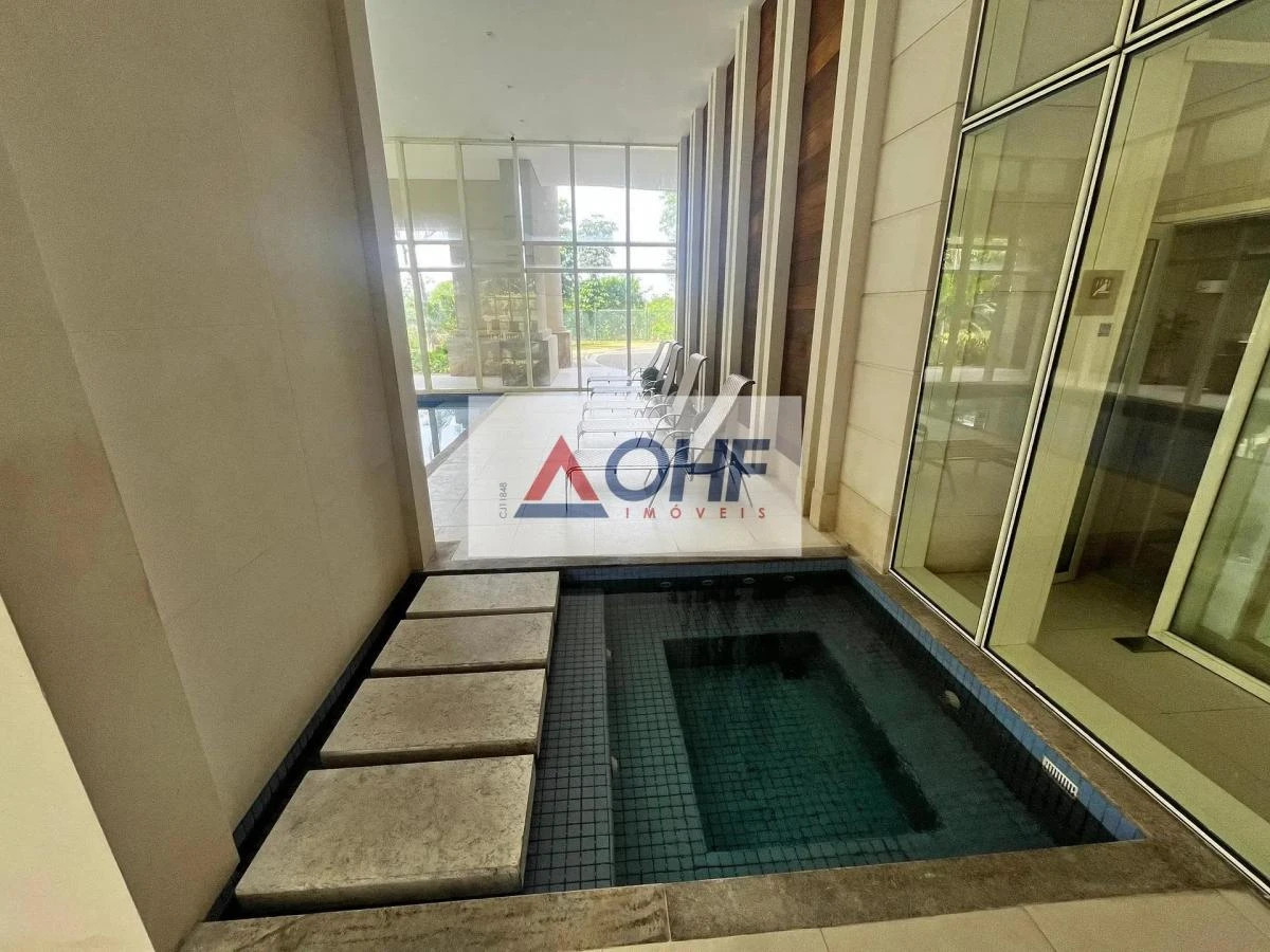 Bathtub in a 5-bedroom apartment, 555 m² — photo 20