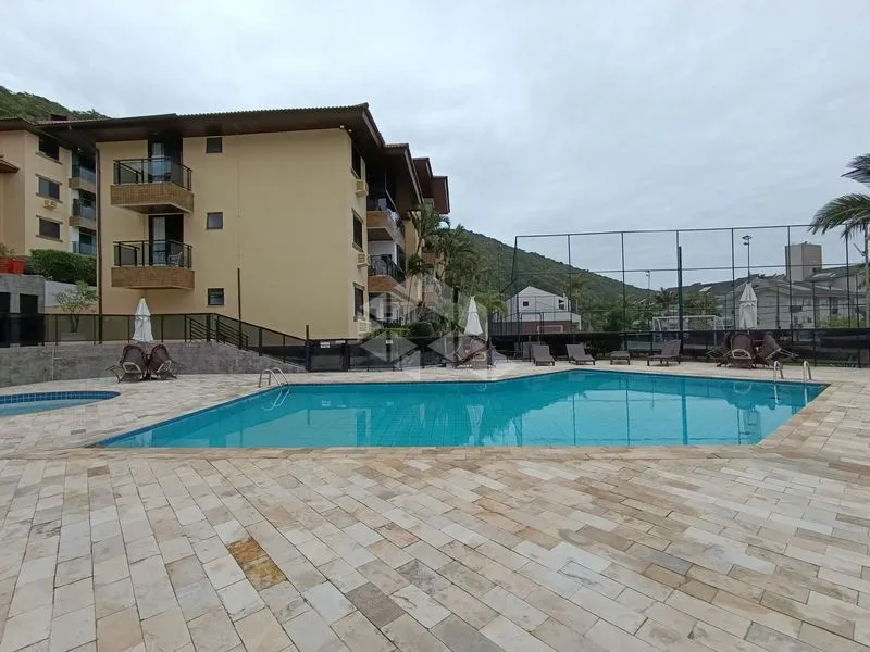 Balcony with a grill in a 3-bedroom apartment, 80 m² — photo 3