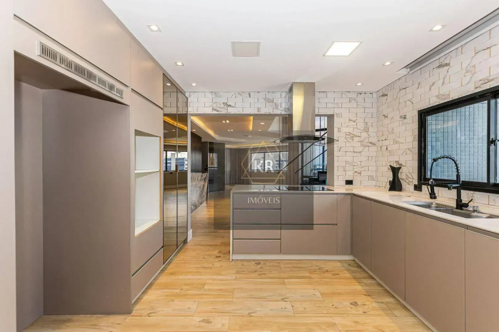 Furnished 272 m² apartment with 3 en-suites and 4 parking — photo 16